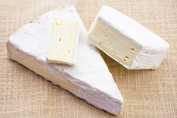 Keten Bir Peçeteye Peynir Ceviz Lezzet Beyaz Kalıp Ile Sağlıklı — Stok fotoğraf