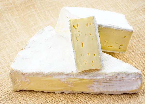Auf Dem Stoff Liegen Drei Käsesorten Mit Weißem Schimmel Nahaufnahme — Stockfoto
