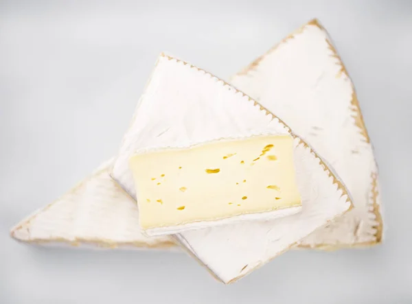 Vista Superior Queijo Dijon Brie Macio Pedaços Grandes Fundo Branco — Fotografia de Stock