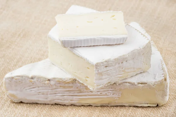 Formaggio Francese Piccante Con Stampo Bianco Colazione Vista Laterale Sezione — Foto Stock