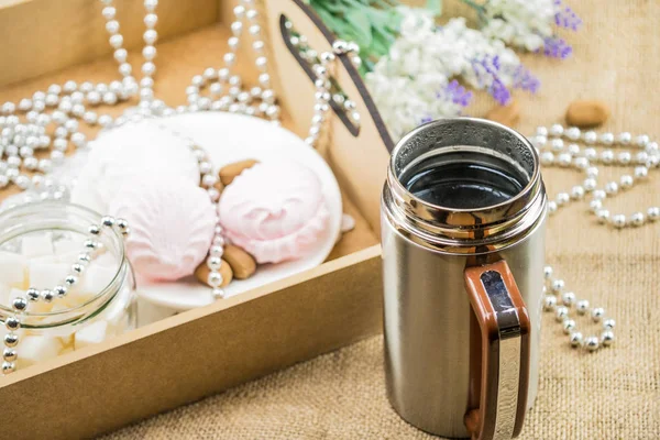Vintermorgon Kaffe Silver Marshmallows Kola Träbricka Med Glittrande Pärlor Blommor — Stockfoto