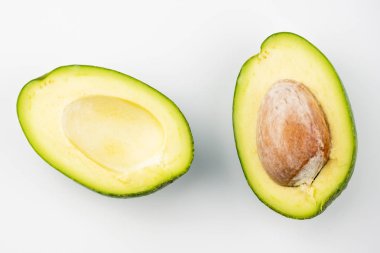 Avokado, tamamlayan bir başka bir kemik. Üstten görünüm, yakın çekim, beyaz arka plan üzerinde