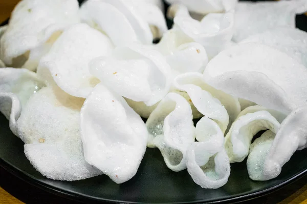 Rice Chips Black Plate Closeup — Stock Photo, Image