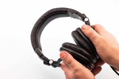 Erkek elele profesyonel kulaklık. Beyaz arka plan, yakın çekim