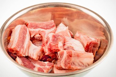 Domuz pirzolası. Metal bir tabak taze et. Beyaz arka plan