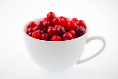 Olgun çilek kızılcık beyaz kupa dökülür. Yan bakış, beyaz arka plan