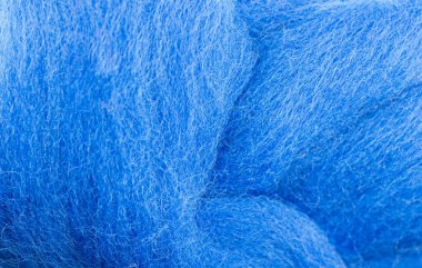 Fiber doku ve arka plan üzerinde. Bir skein boyalı yün, cordos, merinos yün. Indigo doymuş renk, arka plan ekranında, yakın çekim