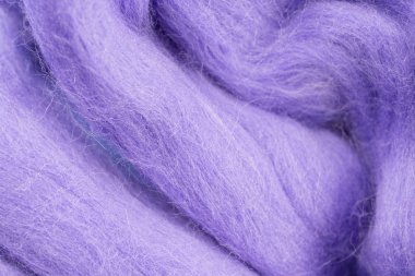 Doku kökenli bir skein boyalı yün, cordoons, merinos yün. Hassas mor renk, arka plan ekran koruyucu, tatlı