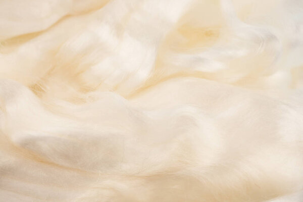 Текстура шелковых волокон, декоративная шерсть. Жемчужный цвет на заставке экрана, мерино крупным планом
