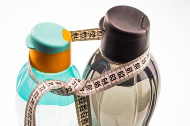 Spor Eko su şişesi. Şişe su, siyah ve mavi saydam renk, stand, yarım yan yana bir santimetre ile bağlı. Propaganda zayıflama ve su dengesi, zozh. Beyaz bir arka plan üzerinde