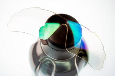 Eko su şişesi siyah şeffaf, en iyi görünümü yan. Kapağında spor gözlük için koruyucu şeffaf cam vardır. Spor ve su dengesi, zozh. Beyaz bir arka plan üzerinde yakın çekim