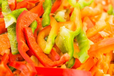 Sulu çok renkli kırmızı biber. Sebze kesme gökkuşağı, tatlı biber payet içine. Biber renk kırmızı, sarı, yeşil. Arka plan koruyucu, portre