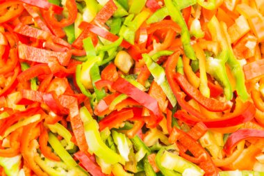 Kırmızı biber Dilimleme sulu farklı renkte. Dilimleme, tatlı biber payet içine sebze. Sebze renk kırmızı, sarı, yeşil. Arka plan koruyucu, portre