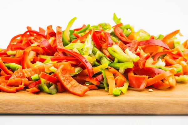 Bunte Paprika Paprika Scheiben Schneiden Liegt Auf Einem Holzbrett Gemüsescheiben — Stockfoto