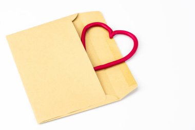 Beyaz bir arka plan üzerinde yakın çekim, kahverengi kağıt zarf için mektup var. Kalp, aşk sembolü dışarı zarf bakılırsa. St. Valentine's Day için tebrik ederim. Boşaltmak