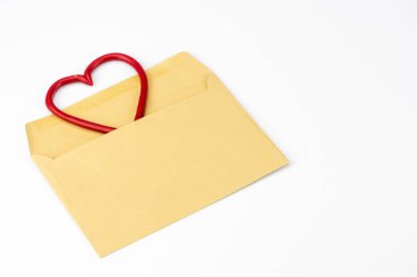 Aşk ilanı için kağıt zarf closeup. İçeride bir kalp semboldür. St. Valentine's Day için tebrik ederim. Boşaltmak. Arka plan beyaz