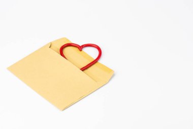 Yakın çekim, solda, beyaz bir arka plan üzerinde harfler için bir kağıt zarf olduğunu. Kalp dışarı zarf bakılırsa çerçeve. St. Valentine's Day için tebrik ederim. Boşaltmak