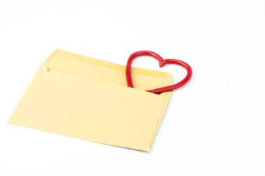 Kağıt zarf harfler yakın çekim için. Kalp sembol dışarı zarf bakılırsa. Boşaltmak. Arka plan beyaz