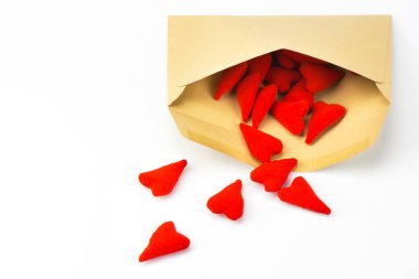 Harfler, yan tarafında yalan için açık zarf yakın çekim. Bir çok küçük kalp zarf dışarı dökülmesini. Aşk Bildirgesi. St. Valentine's Day için tebrikler