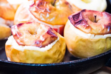 Fırında pişmiş elma ile pişmiş yan sonuç. Ön planda açıkça, gerisi bulanık oldu. Yakın çekim