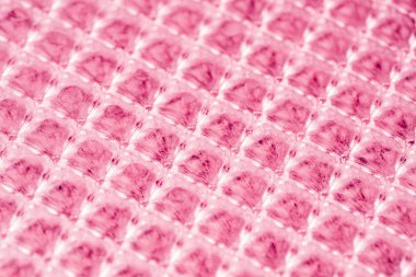 Arka plan ekranda cam kareler diyagonal cam peteğin yinelenen desen. Pembe bir arka plan