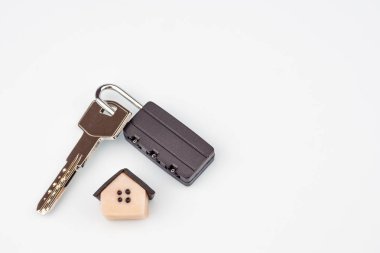 Bir sır ve bir anahtar sol ile asma kilit. Aşağıda ev sembolüdür. Beyaz zemin üzerine kapatın. Boşaltmak imzalamak için bir yer var.