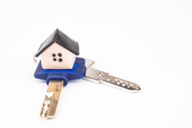  Dairenin anahtarları yakın çekim, üst evin düzeni. Ev, arka plan ekran koruyucu. Arka plan beyaz, bulanık. Boşaltmak imzalamak için bir yer var.