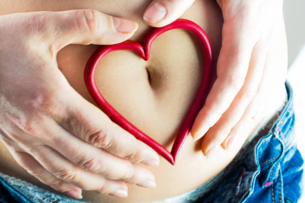 Belly Pregnant Girl Close Pregnant Girl Jeans Holding Heart Symbol — Stock Photo, Image