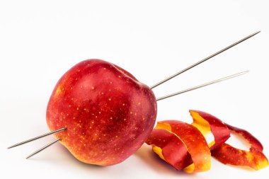 Büyük güzel elma yakın çekim, alt, yan görünüm. Elma ile örme iğnesi, bir iplik yumağı gibi ile deldi, elma cilt yanında, iş parçacığı taklit. Sağlık kavramı. En az stili