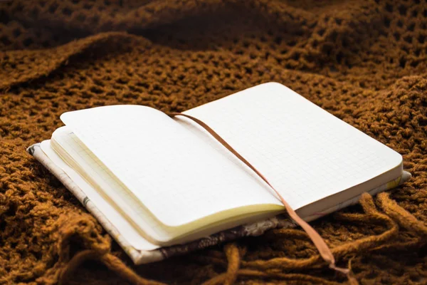 Otwieramy Notatnik Ręcznie Robione Dla Rekordów Leży Sweter Dużych Tekstur — Zdjęcie stockowe