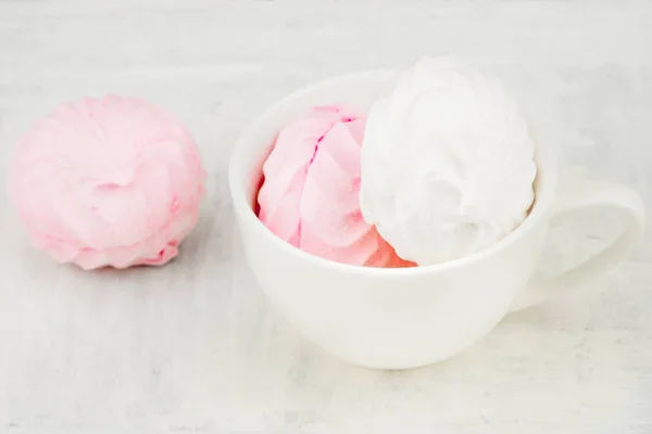 Vit Mugg Med Rosa Marshmallow Bakgrunden Marshmallow Suddig Bakgrunden Vit — Stockfoto