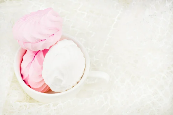 Bílý Hrnek Zadávací Marshmallows Bílé Růžové Želé Máčené Misce Pozadí — Stock fotografie