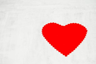 Sevgililer günün kutlu olsun. Ahşap boyalı beyaz arka plan. Sevgililer Günü'nde festival atmosferi. Kağıt, kesmek parlak kırmızı kalp yakın çekim fotoğraf sağda. İmza için bir yer var.