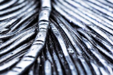 Metal soyutlama, bir yineleme deseni ile orijinal koyu arka plan. Dekor metal, Tel, çapraz şerit, alt görünümü. Rapor resim arka plan ekran koruyucu. Arka plan metal, gümüş. Arka plan bulanık