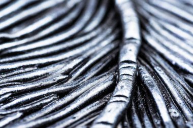 Metal soyutlama, bir yineleme deseni ile orijinal koyu arka plan. Metal dekor kemiklerine çapraz. Rapor resim arka plan ekran koruyucu. Arka plan metal, gümüş. Arka plan bulanık.