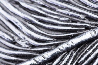 Metal arka plan bulanık. Metal bir desenle arka plan. Dekor Metal, Tel, çapraz şeritler, imitasyon kuş tüyü. Ana resmi rapor. Arka plan metal, gümüş. Arka plan bulanık