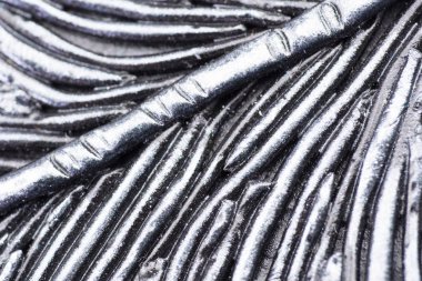 Metalik arka planlar. Metal tüy, çapraz şerit. Desen arka plan ekran koruyucu yineleyin. Soyutlama gümüş. Arka plan bulanık