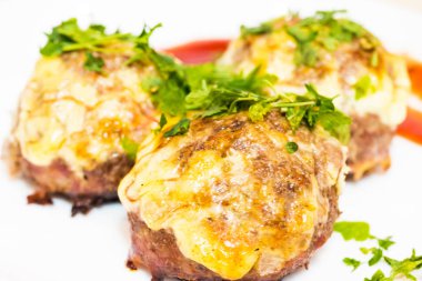 Tavuk köfte yeşillikleri üzerinde beyaz bir arka plan ile. Bulanık arka kapatmak