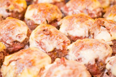 Tavuk köfte bir tavada pişmiş olan. Bulanık arka kapatmak