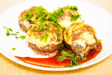 Barbekü sosu ve yeşillik beyaz yemekleri levrek. Arka plan ışık, yakın çekim, arka plan bulanık