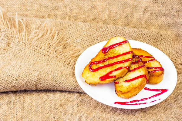 Merak Dengan Raspberry Topping Piring Putih Buah Topping Pada Toast — Stok Foto