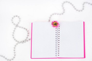 Dünya Kadınlar Günü Festival kompozisyon. İmza defter, boncuk sekiz rakamı şeklinde kutular hediye ile yerleştirilir. Arka plan ışık tuğla duvar