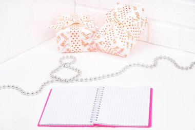 Dünya Kadınlar Günü Festival kompozisyon. İmza defter, boncuk sekiz rakamı şeklinde kutular hediye ile yerleştirilir. Arka plan ışık tuğla duvar