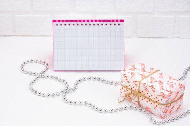 Dünya Kadınlar Günü Festival kompozisyon. İmza defter, boncuk sekiz rakamı şeklinde kutular hediye ile yerleştirilir. Arka plan ışık tuğla duvar