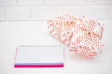 Dünya Kadınlar Günü Festival kompozisyon. Pembe imza paneli, romantik ambalaj hediyeler. Arka plan ışık tuğla duvar