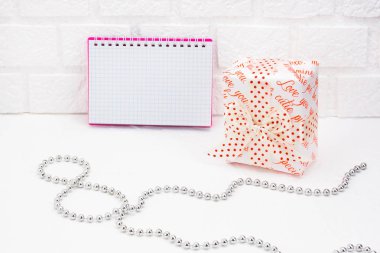 Dünya Kadınlar Günü Festival kompozisyon. İmza defter, boncuk sekiz rakamı şeklinde kutular hediye ile yerleştirilir. Arka plan ışık tuğla duvar