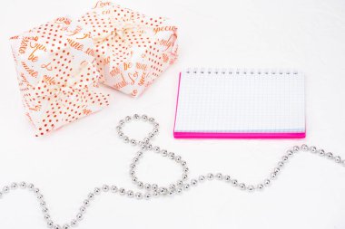 Dünya Kadınlar Günü Festival kompozisyon. İmza defter, boncuk sekiz rakamı şeklinde kutular hediye ile yerleştirilir. Arka plan ışık tuğla duvar