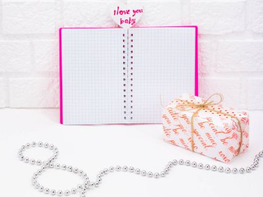 Dünya Kadınlar Günü Festival kompozisyon. İmza defter, boncuk sekiz rakamı şeklinde kutular hediye ile yerleştirilir. Arka plan ışık tuğla duvar