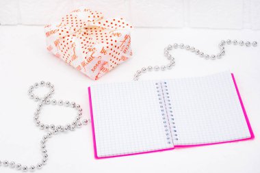 Dünya Kadınlar Günü Festival kompozisyon. İmza defter, boncuk sekiz rakamı şeklinde kutular hediye ile yerleştirilir. Arka plan ışık tuğla duvar