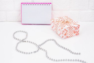 Dünya Kadınlar Günü Festival kompozisyon. İmza defter, boncuk sekiz rakamı şeklinde kutular hediye ile yerleştirilir. Arka plan ışık tuğla duvar